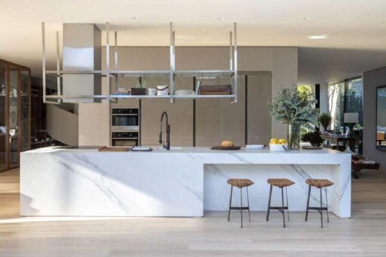48. Decora&ccedil;&atilde;o moderna de cozinha de luxo com ilha grande de m&aacute;rmore &ndash; Foto: Dado Castello Branco