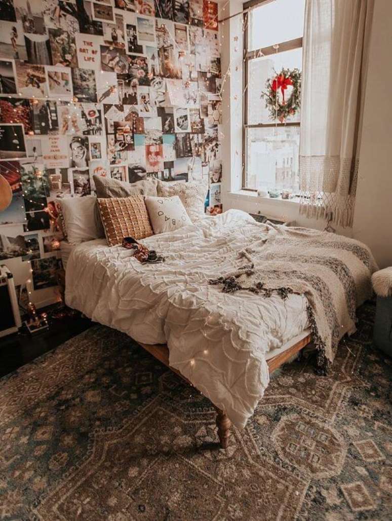 32. Quarto indie com colagens na parede da cama e tapeçaria vintage – Foto By Tezza