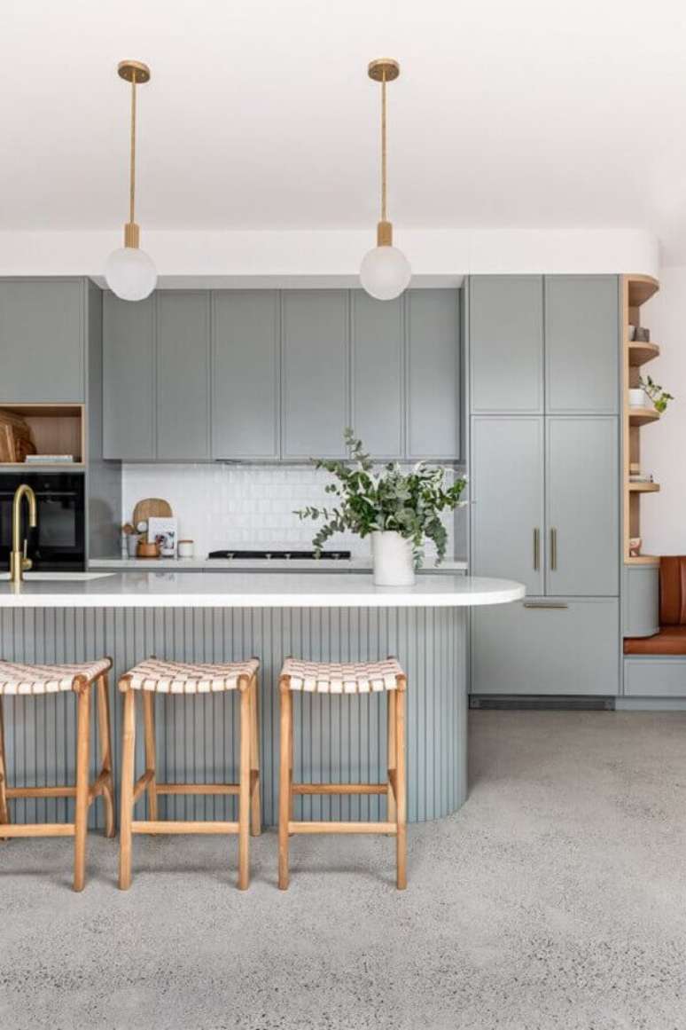 57. Luminária pendente para decoração de cozinha de luxo cinza e branca – Foto: Apartment Therapy