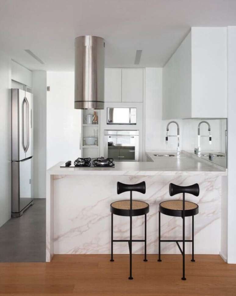 17. Bancada em L de m&aacute;rmore para decora&ccedil;&atilde;o de cozinha de luxo pequena toda branca &ndash; Foto: Studio RO+CA