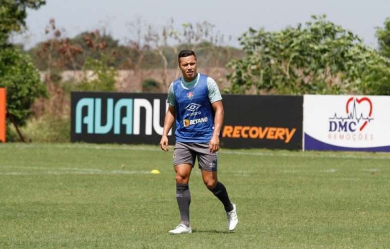 Marlon Xavier em ação no treino desta sexta-feira no Fluminense (Foto: Lucas Merçon / Fluminense F.C.)