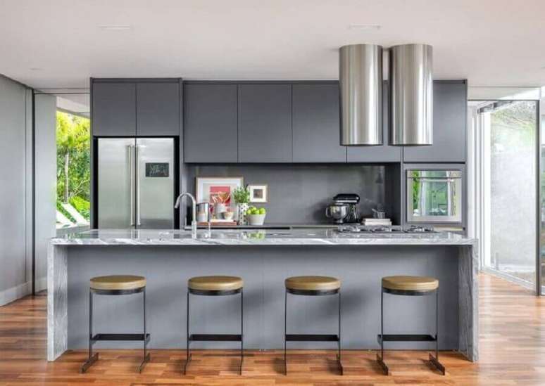 43. Decora&ccedil;&atilde;o em tons de cinza para cozinha de luxo com ilha &ndash; Foto: Studio Gabriel Bordin