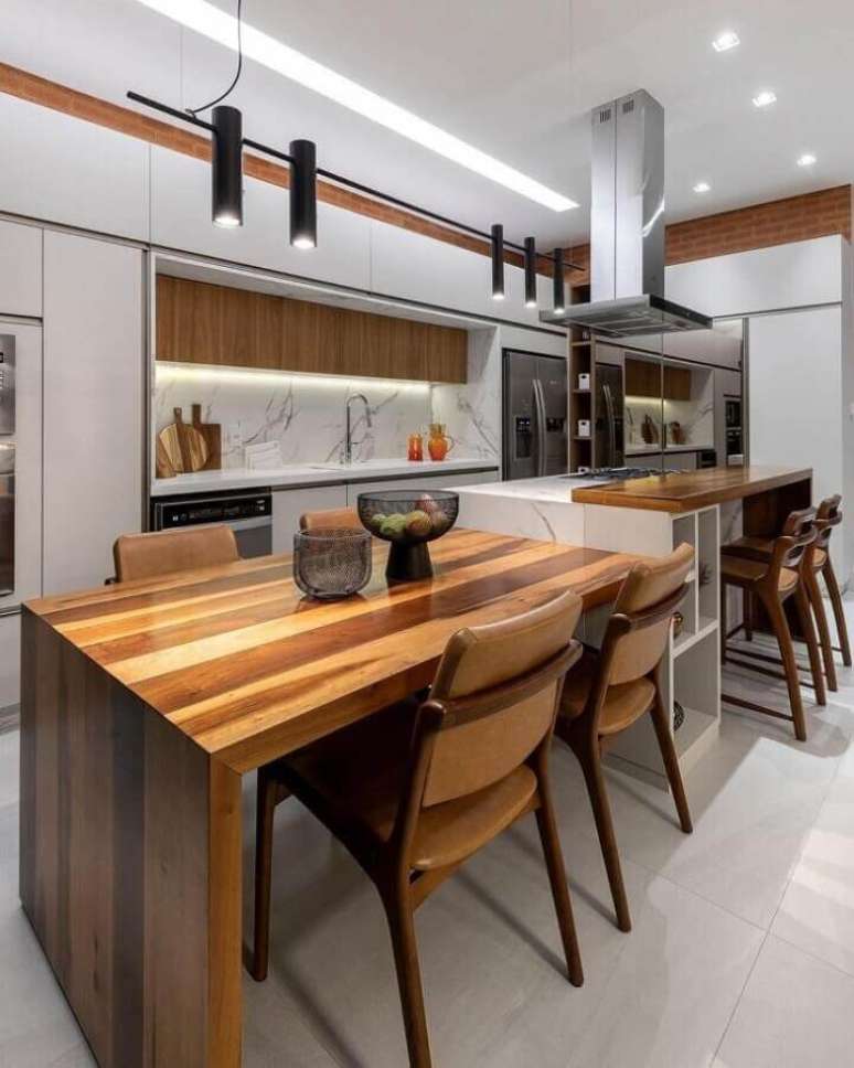 62. Mesa de madeira para decora&ccedil;&atilde;o de cozinha planejada de luxo com ilha &ndash; Foto: Espa&ccedil;o do Tra&ccedil;o Arquitetura