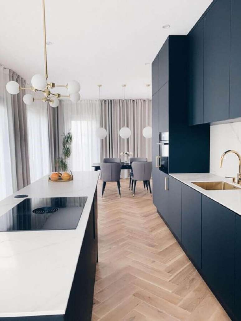 56. Lumin&aacute;ria moderna para decora&ccedil;&atilde;o de cozinha planejada de luxo com ilha gourmet &ndash; Foto: Covet Spain