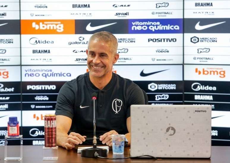 Sylvinho concedeu coletiva nesta sexta-feira ao lado de seu auxiliar Doriva (Foto: Rodrigo Coca/Ag. Corinthians)