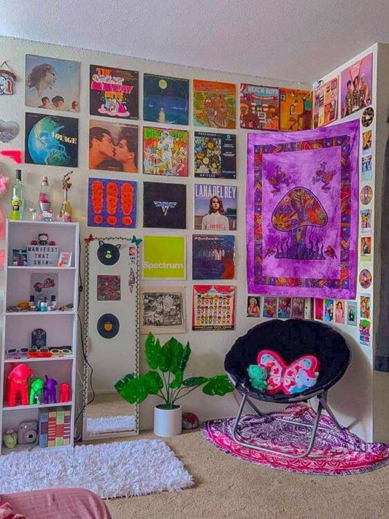 3. Decoração indie quarto com discos nas parede e tapetes na cor neon – Foto Floral Wall Paperz