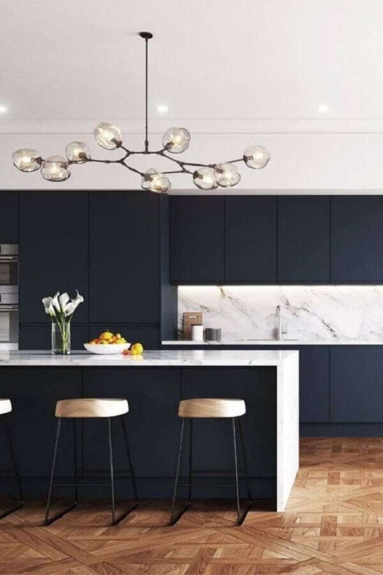 41. Decora&ccedil;&atilde;o de cozinha de luxo moderna preta e branca &ndash; Foto: Covet Spain