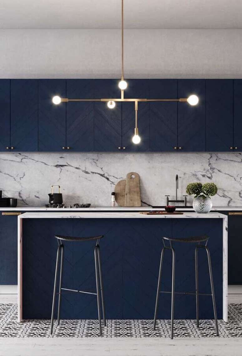 55. Lumin&aacute;ria moderna para decora&ccedil;&atilde;o de cozinha de luxo azul e branca &ndash; Foto: Censible Home