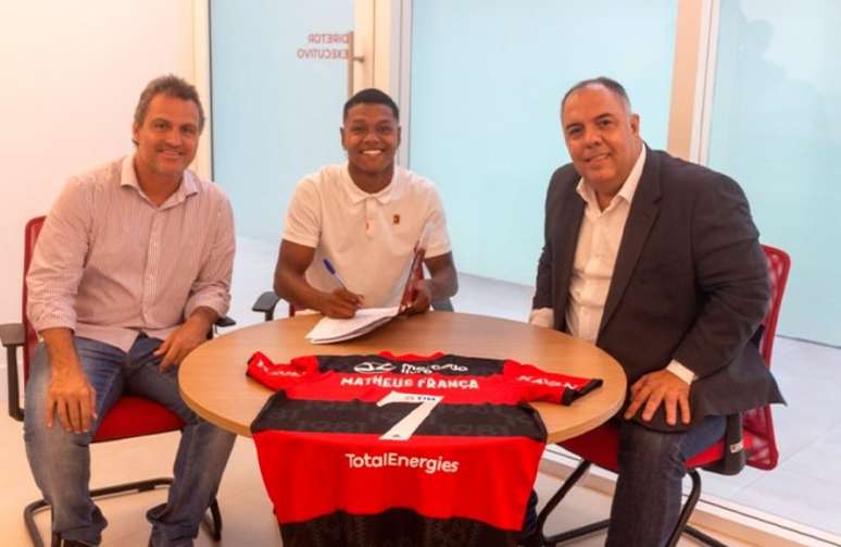 Matheus França assinou contrato ao lado de Bruno Spindel e Marcos Braz (Foto: Divulgação / Flamengo)