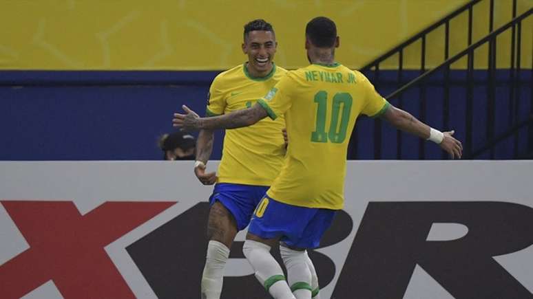Raphinha e Neymar tiveram atuação de gala na goleada da Seleção Brasileira sobre o Uruguai (Foto: NELSON ALMEIDA / AFP)