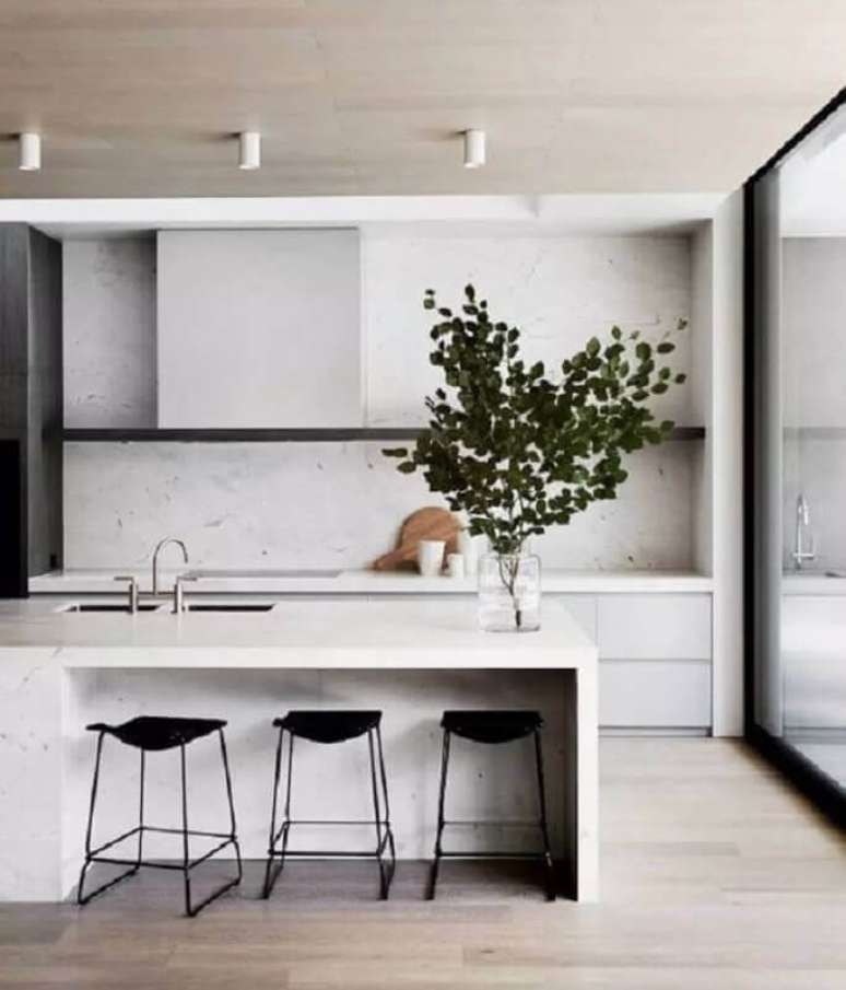 22. Banqueta preta moderna para decoração de cozinha de luxo com ilha branca – Foto: Futurist Architecture