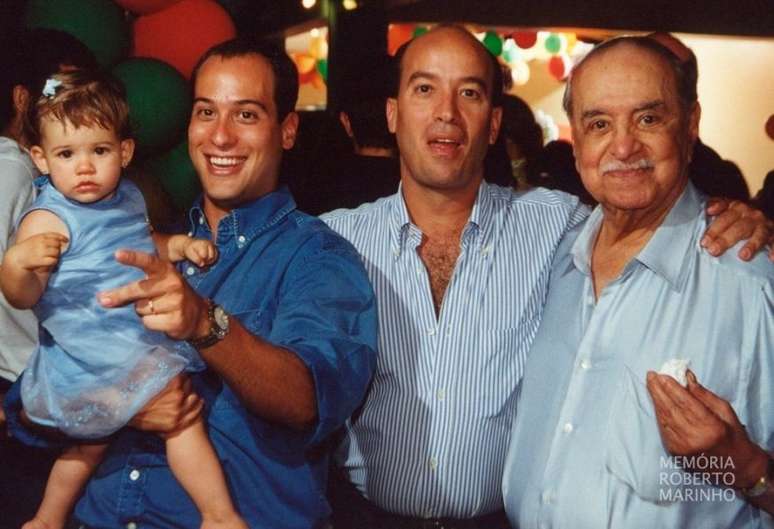 Paulo Marinho com a filha, Viviane, ao lado do pai dele, José Roberto, e do avô, Roberto Marinho, em foto de 2001