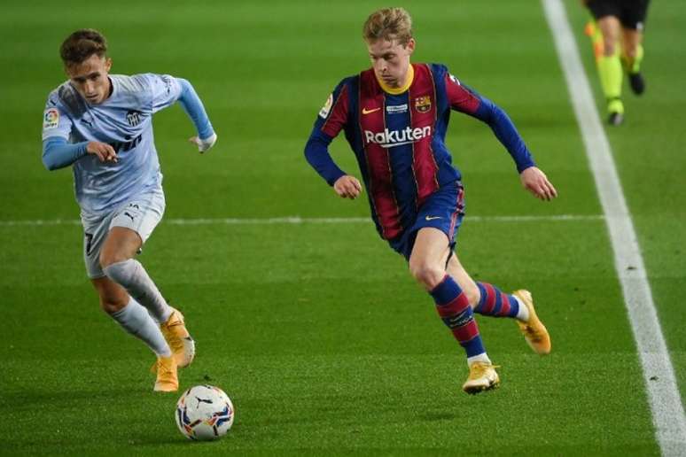 Barcelona e Valencia fazem confronto direto no Campeonato Espanhol neste domingo (Foto: LLUIS GENE / AFP)