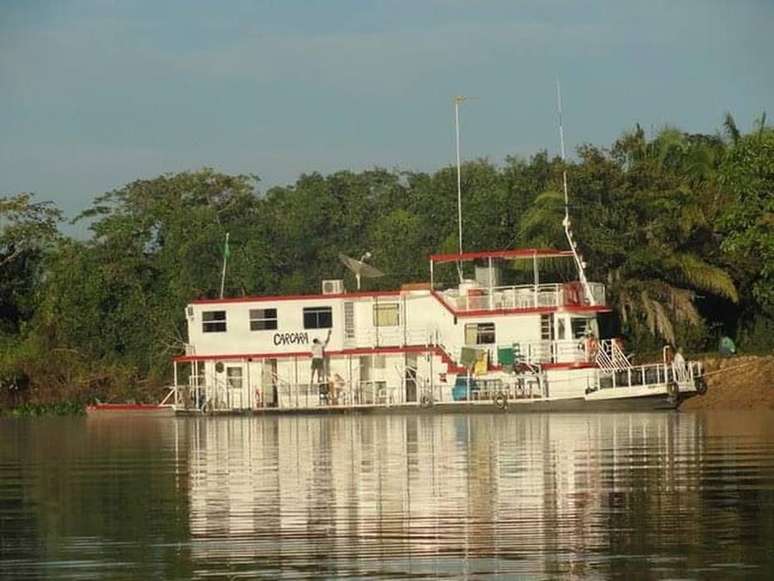 Imagem do barco-hotel antes do naufrágio no Rio Paraguai