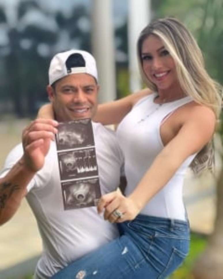 Hulk e Camila posam juntos para foto ao anunciar gravidez (Reprodução/Instagram Hulk)