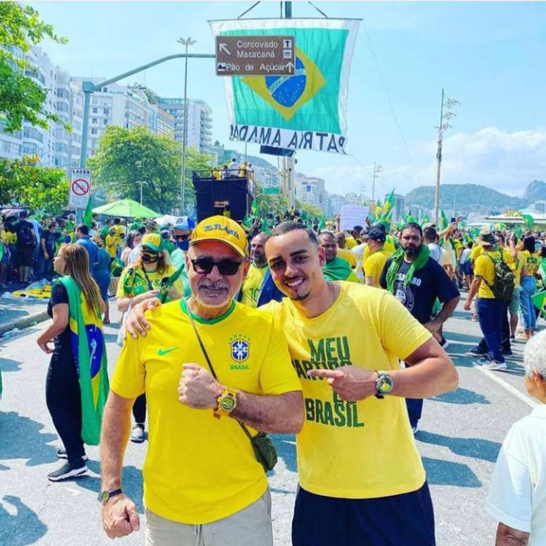 Queiroz com o filho Felipe em ato pró-Bolsonaro no 7 de Setembro.