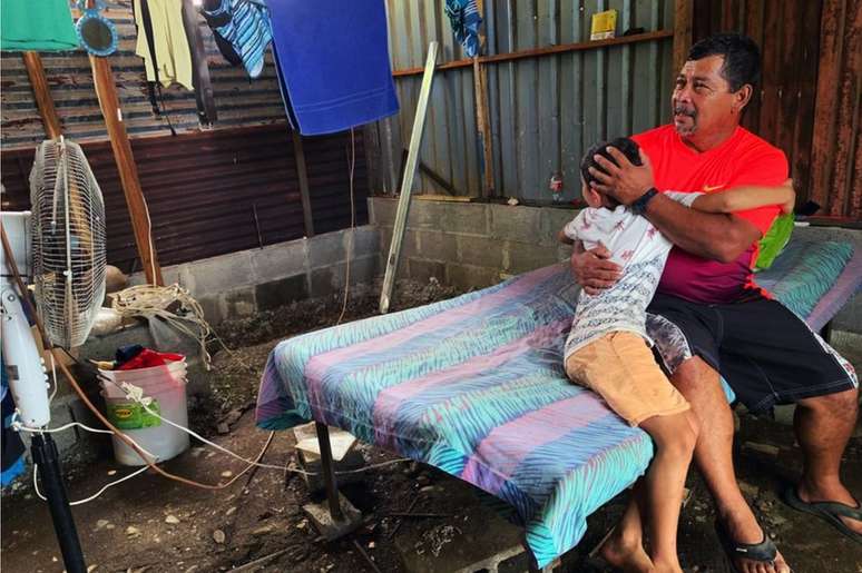 Emilio Ch&aacute;vez vive e trabalha h&aacute; d&eacute;cadas pr&oacute;ximo do mar