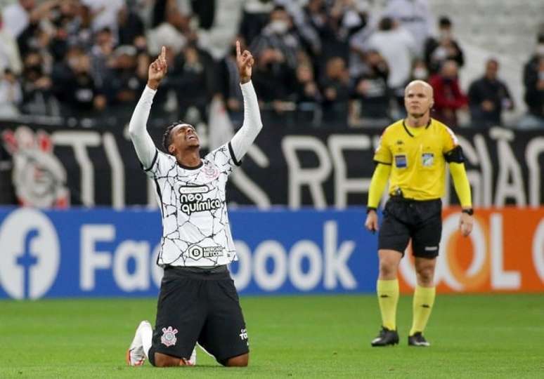 Defendido por Sylvinho como artilheiro, Jô festeja gol marcado contra o Bahia (Foto: Rodrigo Coca/Ag. Corinthians)