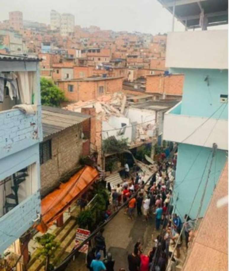 Um sobrado desabou em Paraisópolis, na zona sul de São Paulo, na tarde deste sábado, 16, deixando um morto e quatro feridos