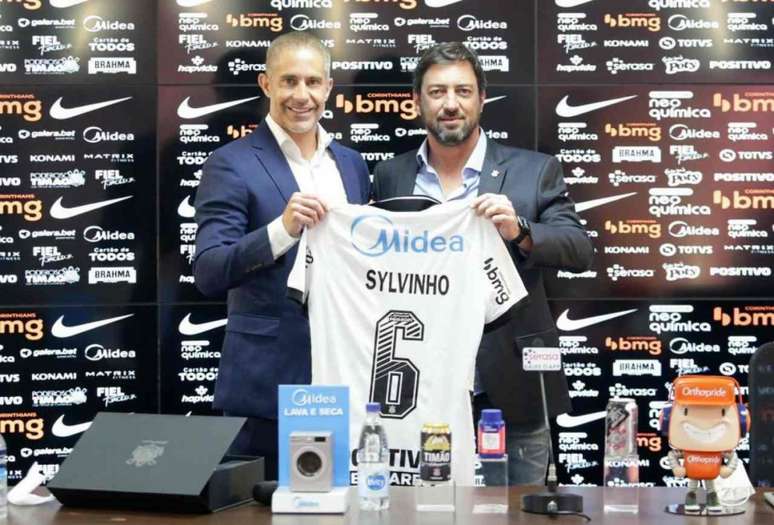 Sylvinho ganha camisa de Duílio em sua chegada ao comando do Corinthians (Foto: Rodrigo Coca/Ag. Corinthians)