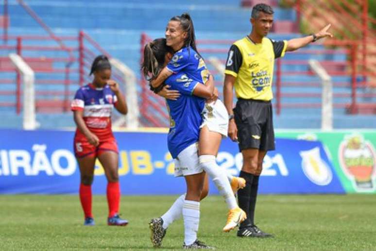 As meninas da Raposa não deixarm de cumprir seu compromisso no campeonato e espera uma decisão da diretoria para solucionar os atrasados-(Gustavo Rabelo / BH Fotos)