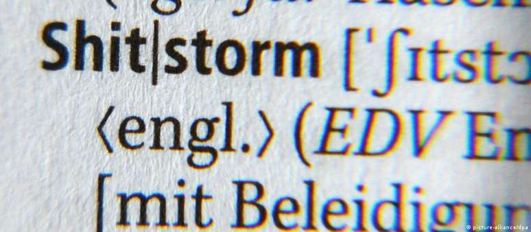 "Shitstorm" é um termo em inglês, também usado na Alemanha, para descrever uma avalanche de críticas em redes sociais