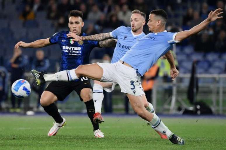 Zagueiro Luiz Felipe será desfalque para a Lazio na sequência da temporada (Foto: FILIPPO MONTEFORTE / AFP)