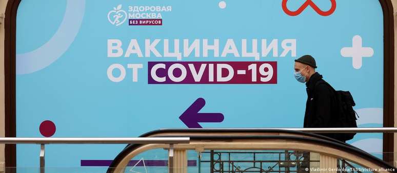 A caminho de um posto de vacinação em Moscou: ceticismo compromete meta de 60% da população russa adulta imunizada