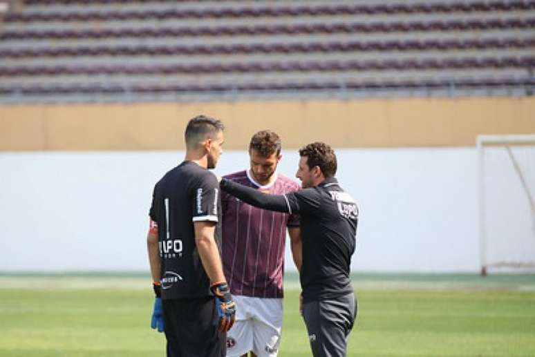 Técnico Elano Blumer conversa com seus jogadores durante a partida (Foto: Divulgação / Ferroviária)