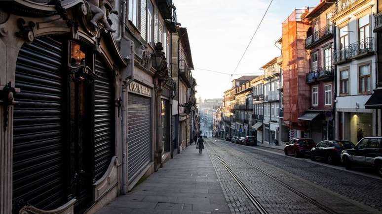 Rua vazia no Porto durante lockdown