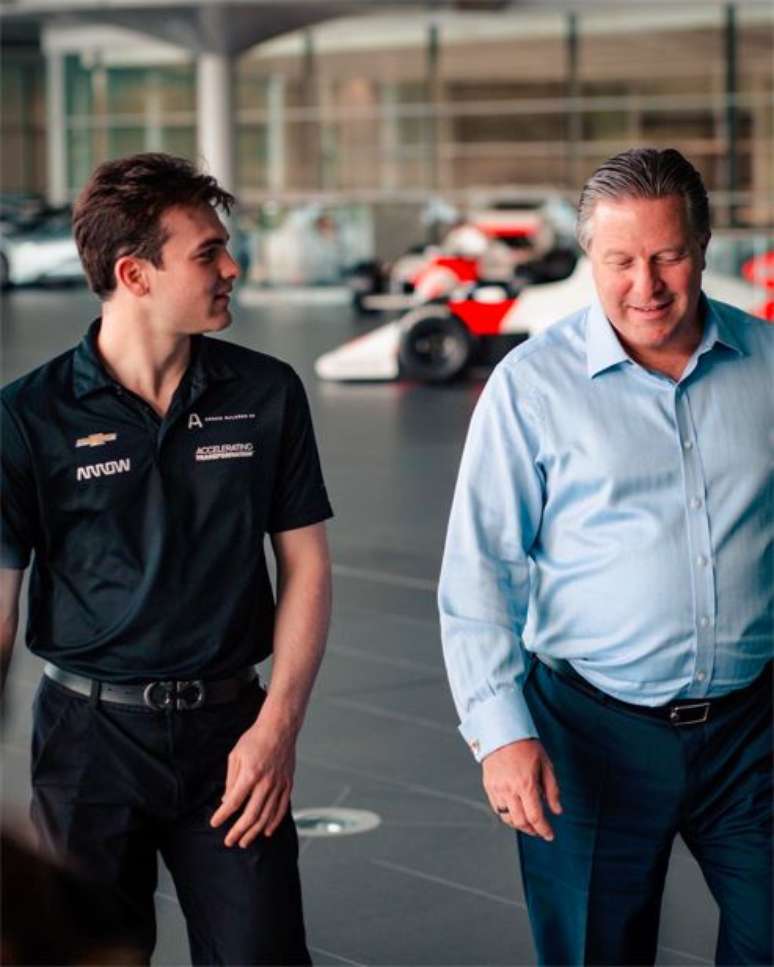 Pato O'Ward e Zak Brown conversam na sede da McLaren