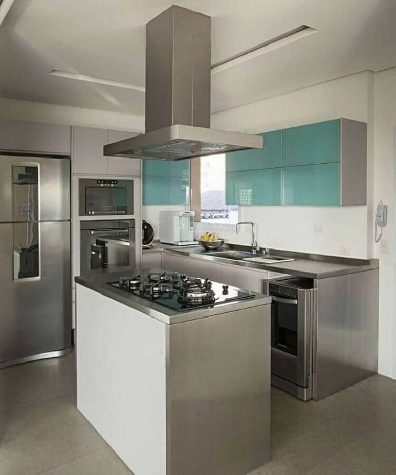 55. Ilha com cooktop pequena para decoração de cozinha cinza – Foto: Korman Arquitetos