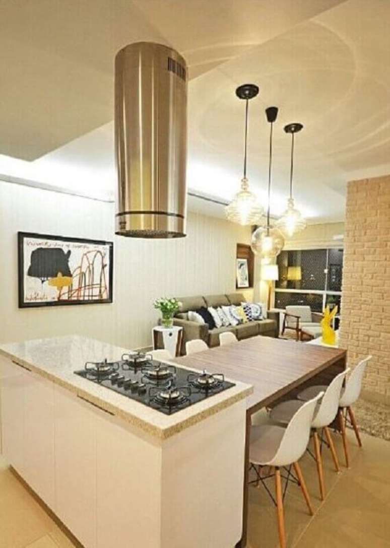 41. Ilha com cooktop e mesa para decoração de cozinha integrada a sala de estar – Foto: Decor Fácil