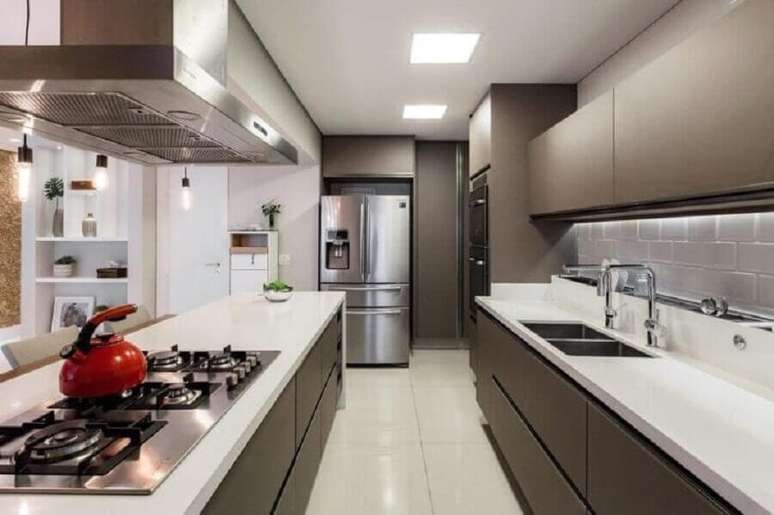 48. Ilha com cooktop para decoração de cozinha cinza e branca planejada – Foto: Cavalcante Ferraz