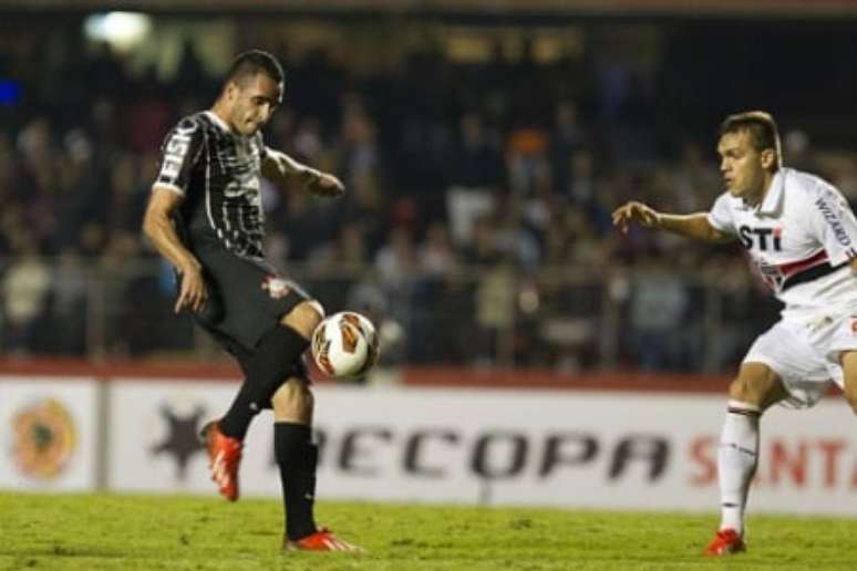 Renato chuta para encobrir Rogério Ceni e fazer golaço na final da Recopa Sul-Americana de 2013  (Daniel Augusto Jr/Ag. Corinthians)