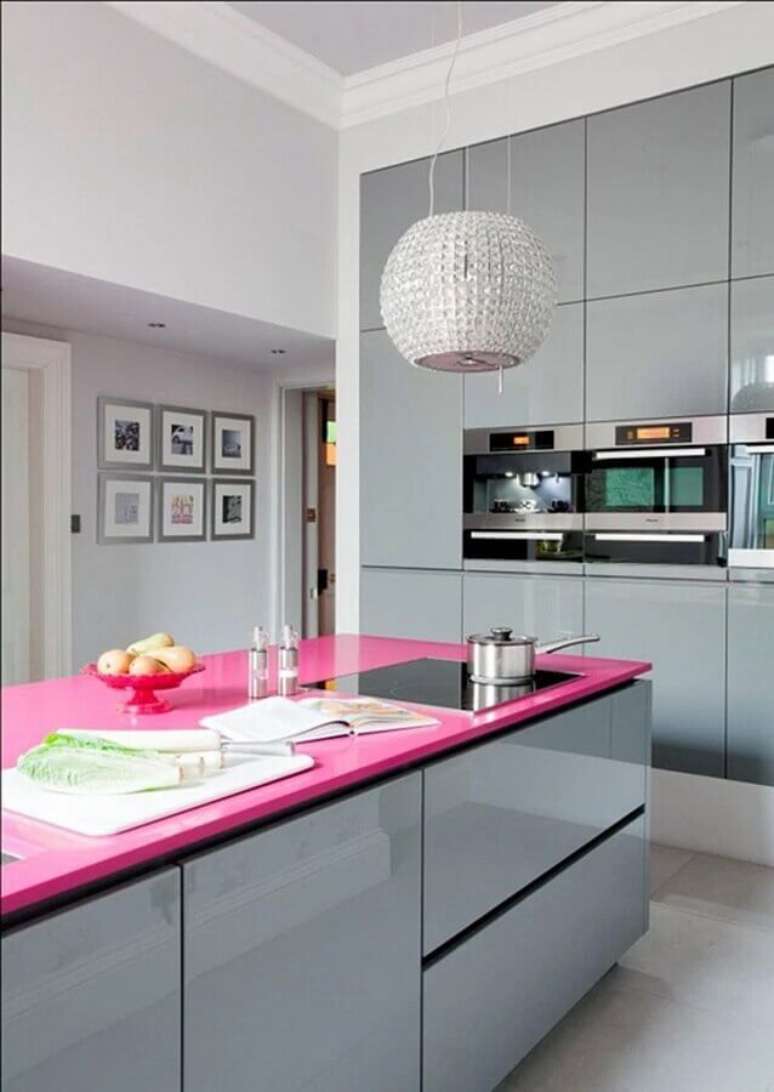 54. Ilha com cooktop para decoração moderna de cozinha cinza e rosa – Foto: Home Fashion Trend