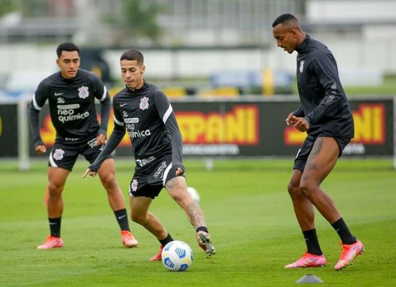 Du Queiroz, Gabriel Pereira e Raul Gustavo durante último treino para o clássico (Foto: Rodrigo Coca/Ag. Corinthians)