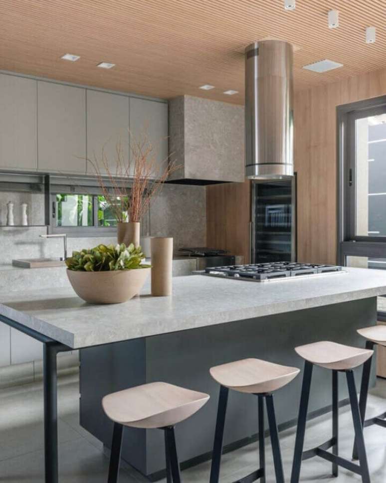 19. Cozinha cinza moderna decorada com banquetas para ilha com cooktop – Foto: Thaisa Bohrer Architect