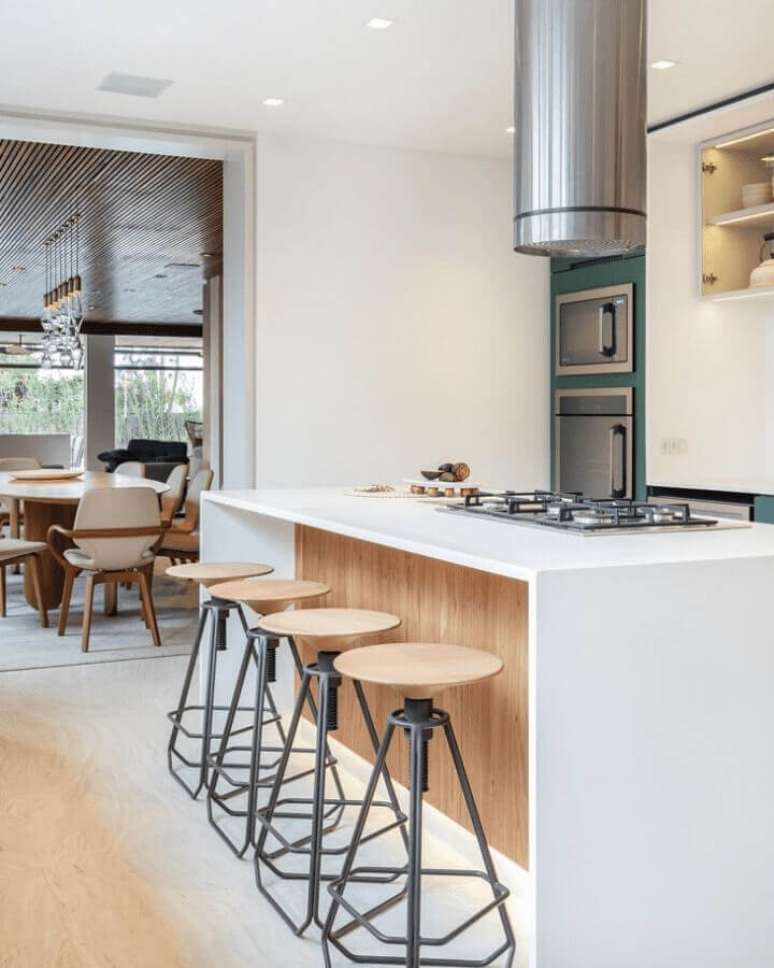 14. Banqueta para ilha com cooktop para decora&ccedil;&atilde;o de cozinha clean planejada &ndash; Foto: Viviane Gobbato