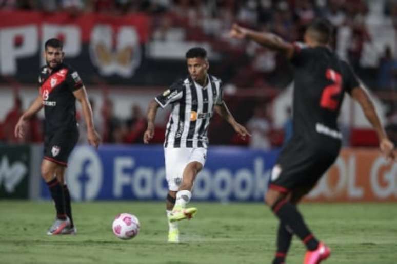 O Alvinegro reclamou de penalidade não marcada no duelo contra o Atlético-GO-(Foto: Pedro Souza / Atlético)