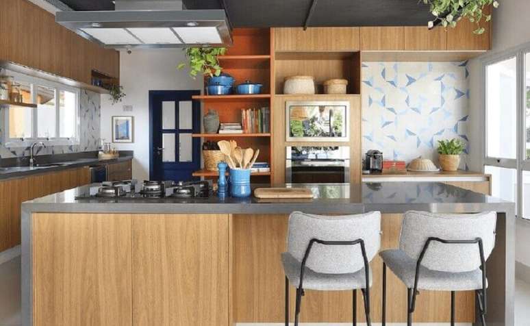 46. Ilha com cooktop para decora&ccedil;&atilde;o de cozinha amadeirada &ndash; Foto: Mariana Orsi