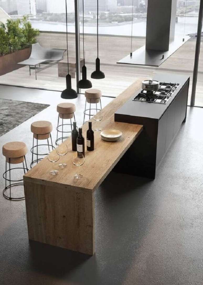 22. Cozinha grande moderna decorada com ilha com cooktop e mesa de madeira – Foto: Futurist Architecture