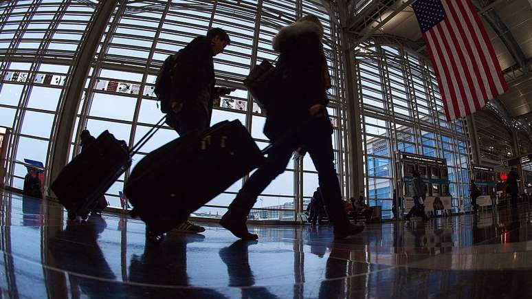 Em geral, nos EUA passageiros podem viajar com armas de fogo, desde que despachadas