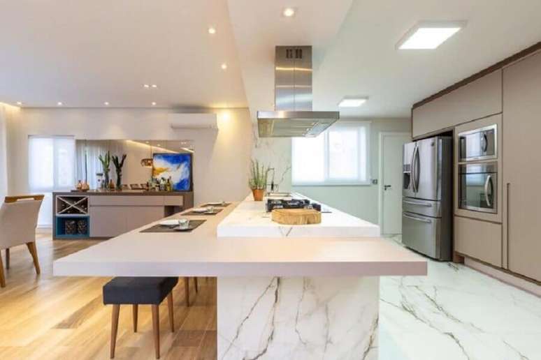 21. Cozinha grande branca decorada com ilha de cozinha com pia e cooktop – Foto: Idea Studio