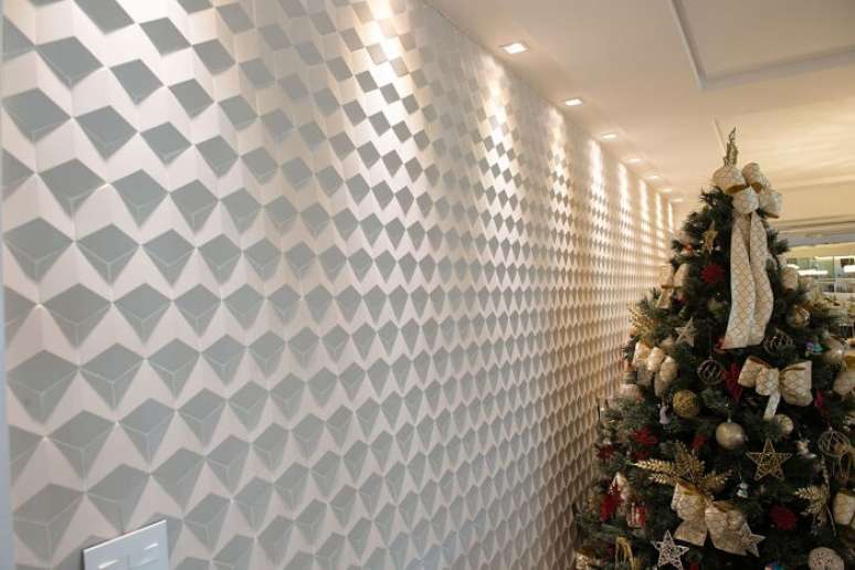 31. Ambiente com decoração natalina e parede revestida com gesso 3D. Projeto por Ana Paula Maia Arquitetura