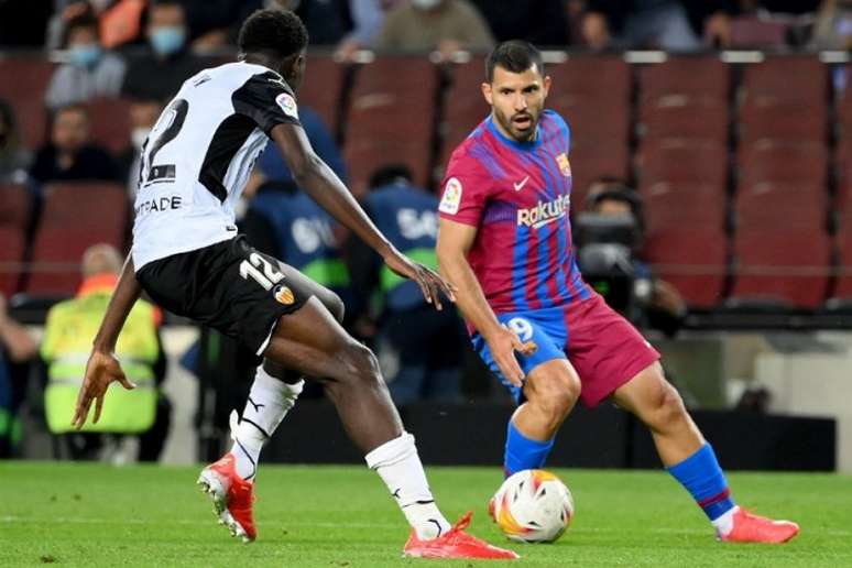 Agüero ficou em campo por pouco mais de cinco minutos em sua estreia pelo Barcelona (Foto: LLUIS GENE / AFP)