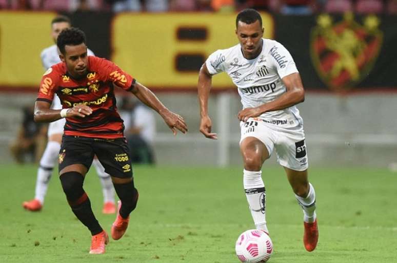Lucas Braga não ficou satisfeito com o ponto conquistado no Recife (Divulgação/Santos)