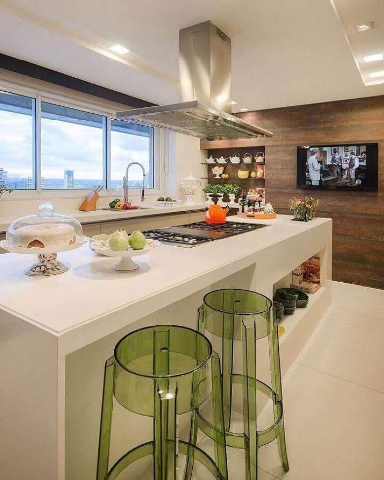 10. Banqueta de acrílico para ilha com cooktop para decoração de cozinha planejada – Foto: Decor Fácil