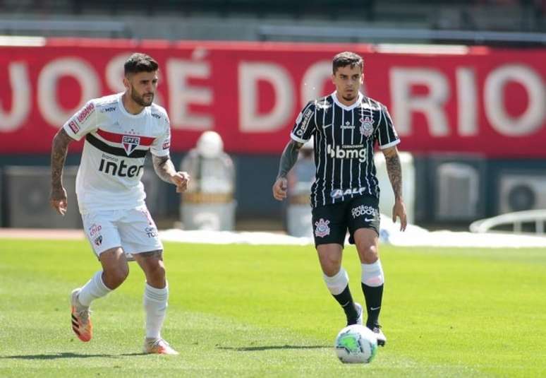 Liziero e Fagner em ação no último clássico entre São Paulo e Timão no Morumbi (Foto: Rodrigo Coca/Ag. Corinthians)