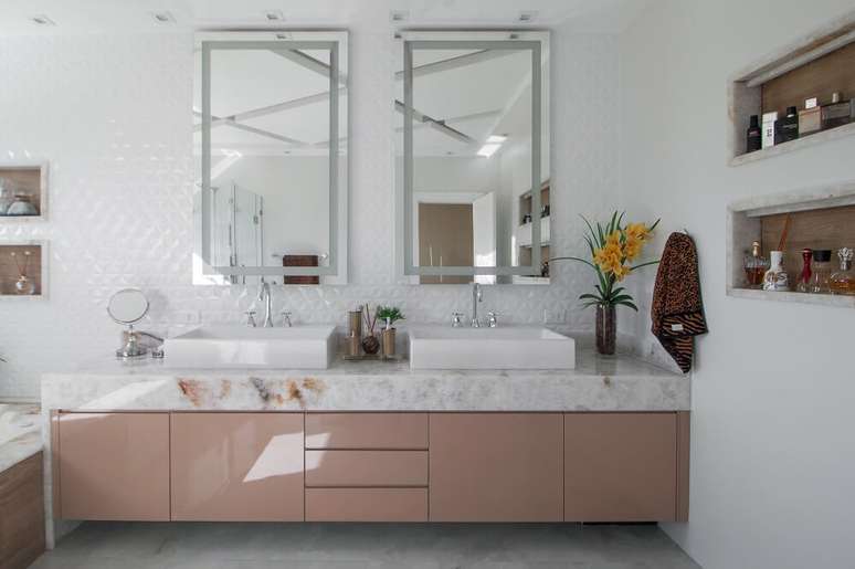 8. As duas cubas e espelhos do banheiro trazem praticidade para o dia a dia do casal. Fonte: Gustavo Bresciani
